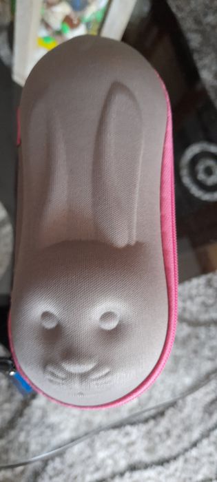 Vând ochelari de soare