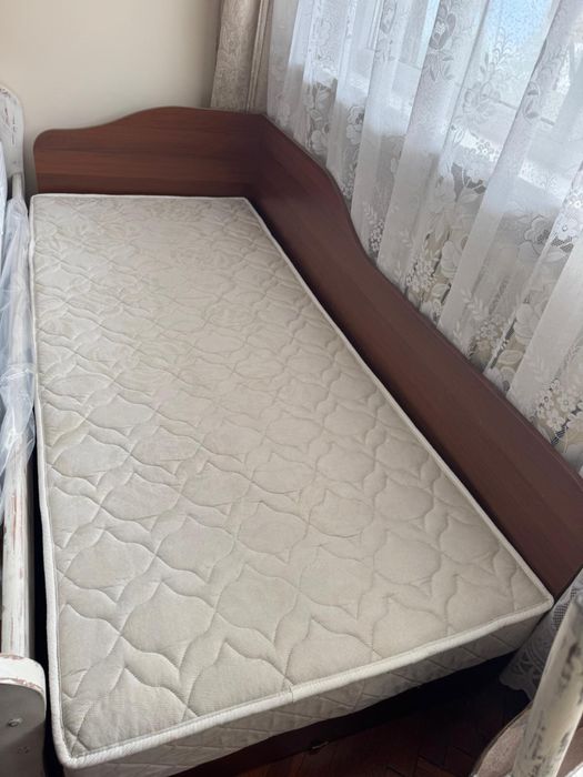 Продава се единично легло 0,82/1,90
