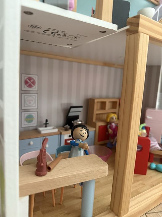 Дървена къща за кукли с много мебели и семейство