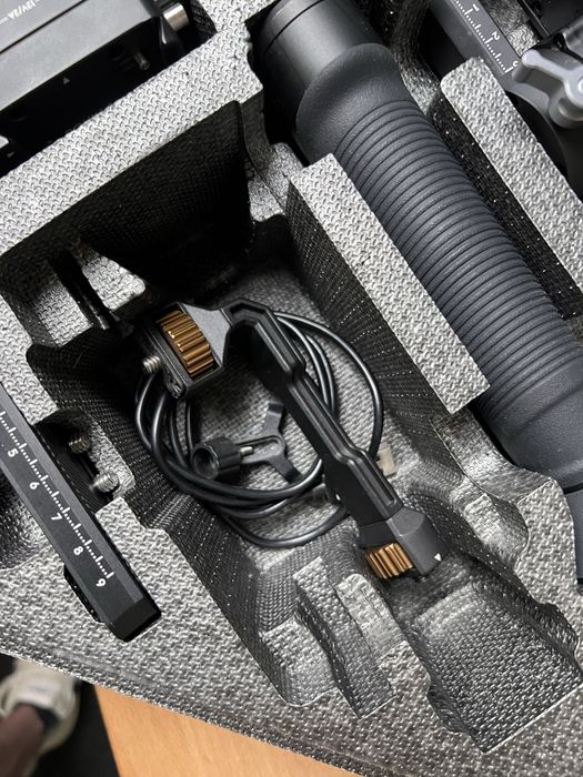 Gimbal Stabilizator pe 3 axe DJI Ronin S