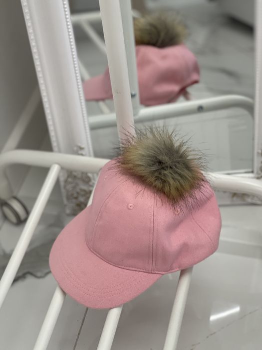 Розова шапка с козирка и пух