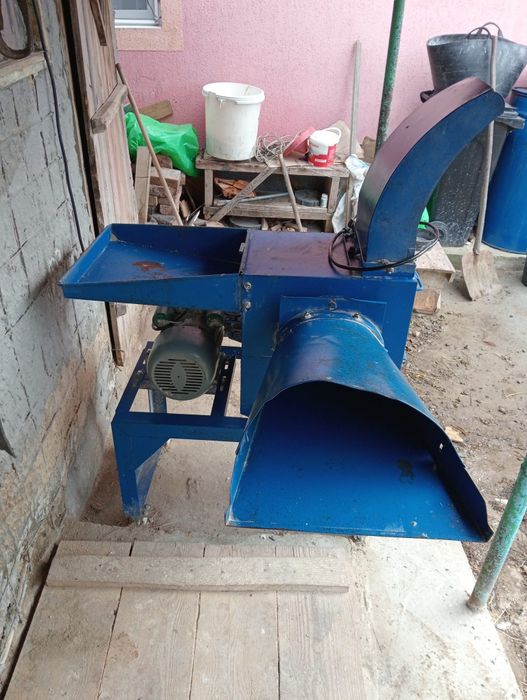 Masină de macinat furaje si fan.
