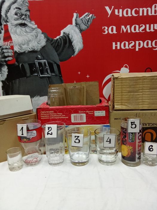 Колекция нови различни стъклени чаши