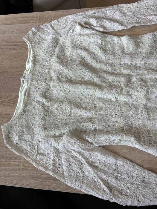 Рокля с млечнозелен плат, поставен под малки плетени цветчета