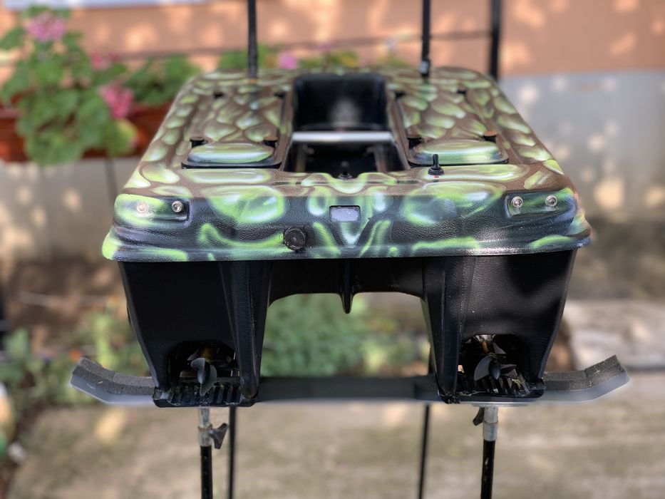 лодка за захранка Carp Madness XXL с GPS, автопилот и вграден сонар