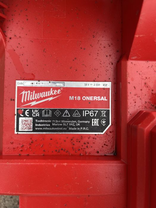 LED прожектор със стойка MILWAUKEE M18 ONERSAL