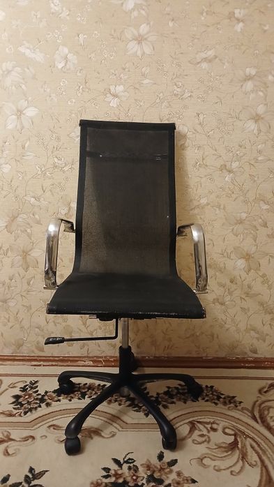 Офисный кресло  состояние среднее