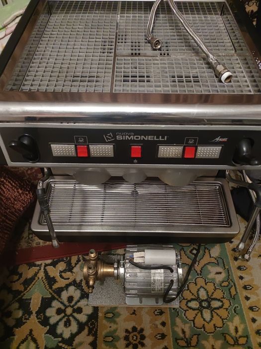 Кофемашина Simonelli.