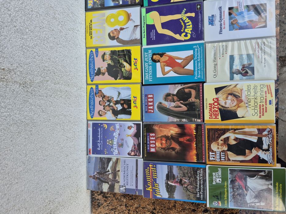 Vând 51 casete video VHS filme Documentare animale ,planete,Aerobic