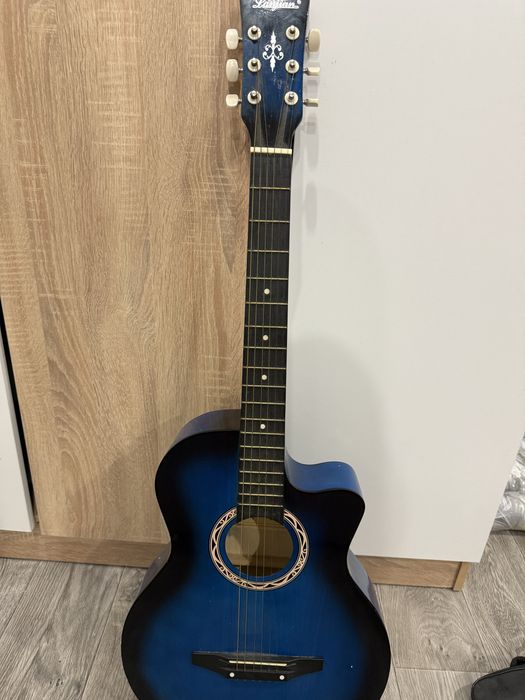 Продам гитару с чехлом