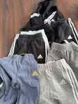 Vand pantaloni nike , adidas pt baieti