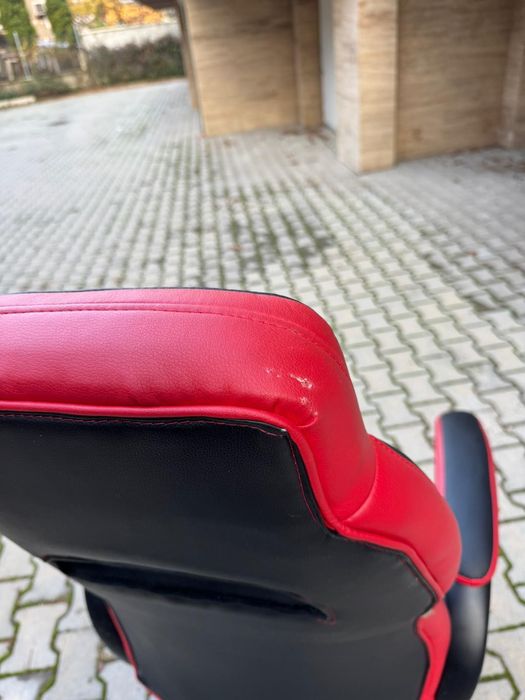 офис стол в червено и черно