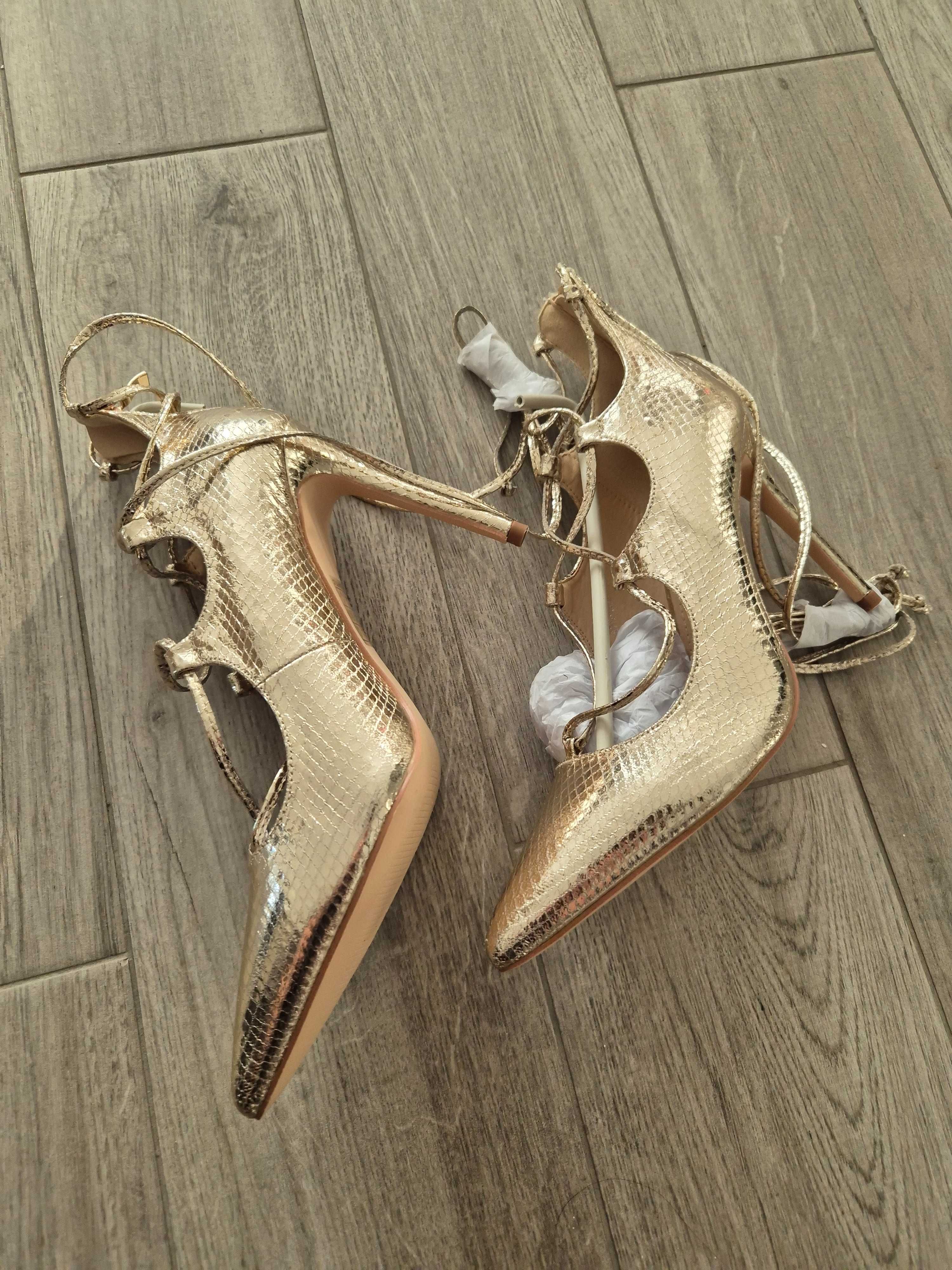 Vand pantofi noi nefolositi stiletto aurii