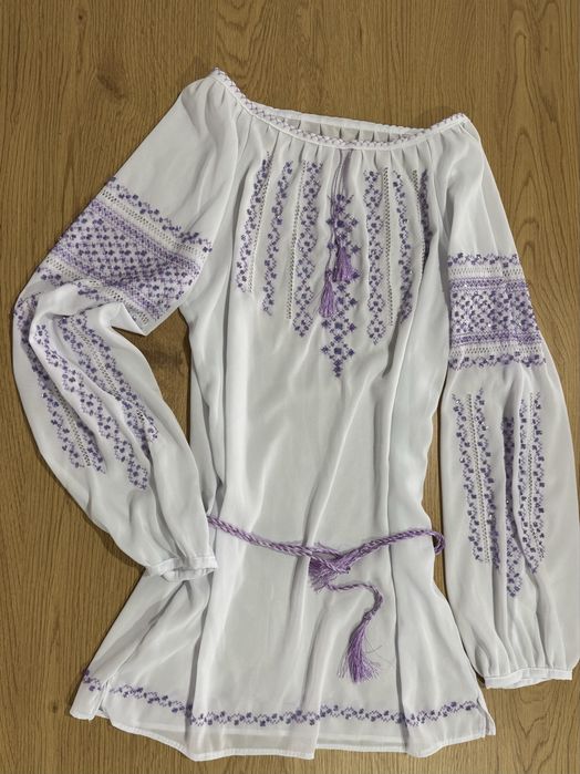 Rochie tip ie, albă cu broderie mov – mărime S/M