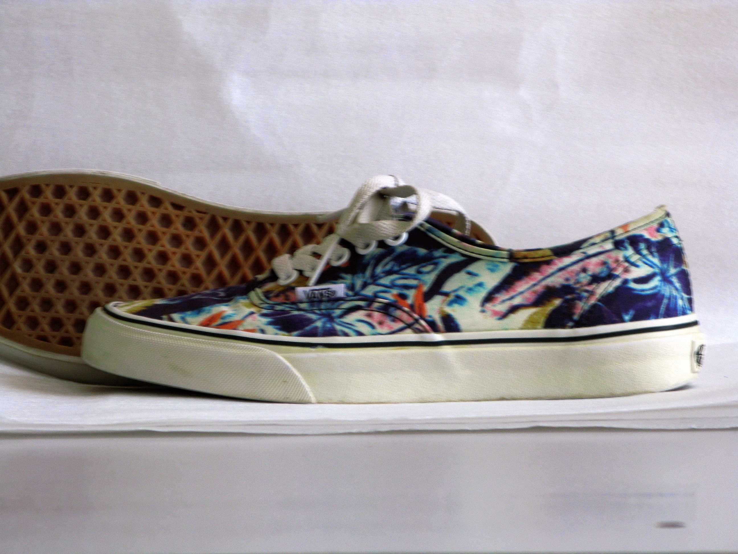 Tenisi Vans, unisex, model deosebit, ca si noi !