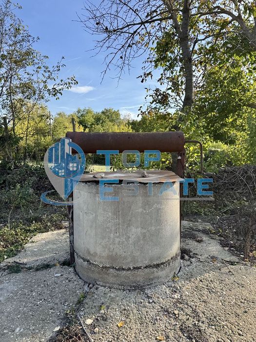 Двуетажна тухлена къща с кладенец в с. Михалци, област Велико Търново.