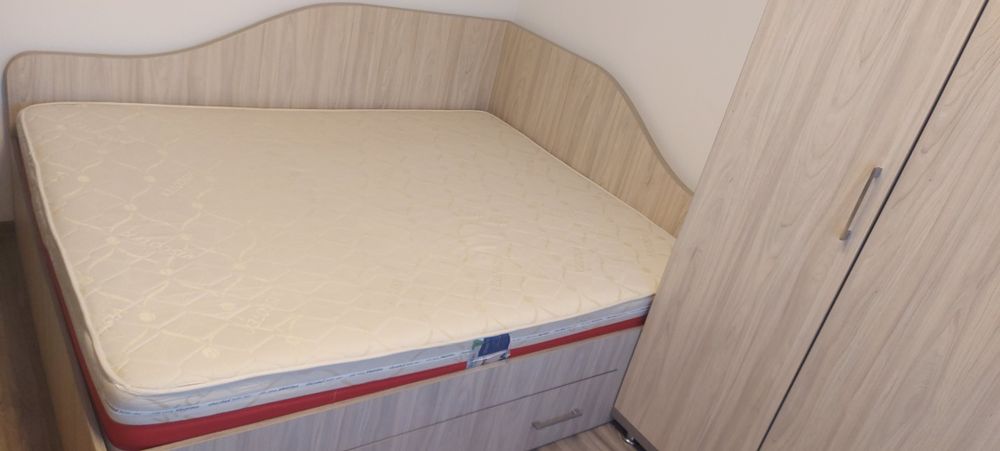 Vând mobilier dormitor