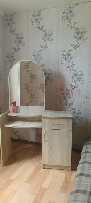 Продам туалетный столик