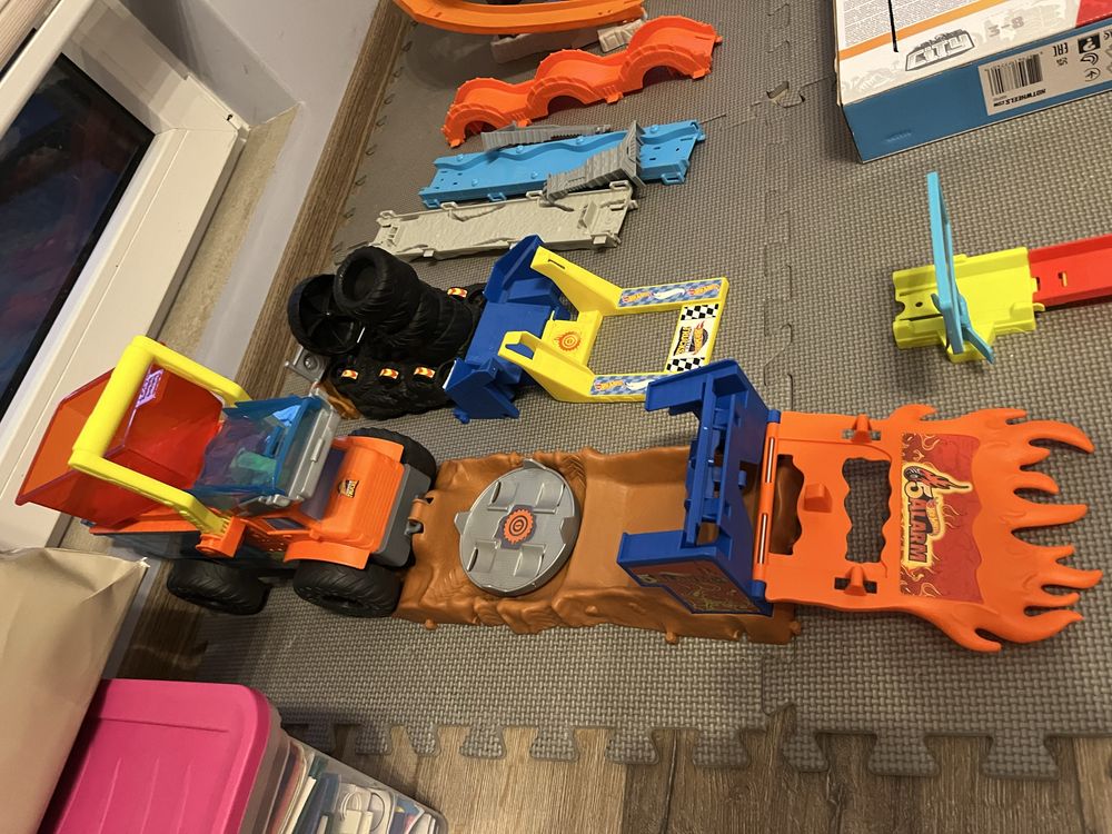 Писти hot wheels 7 бр + nerf elite 2.0