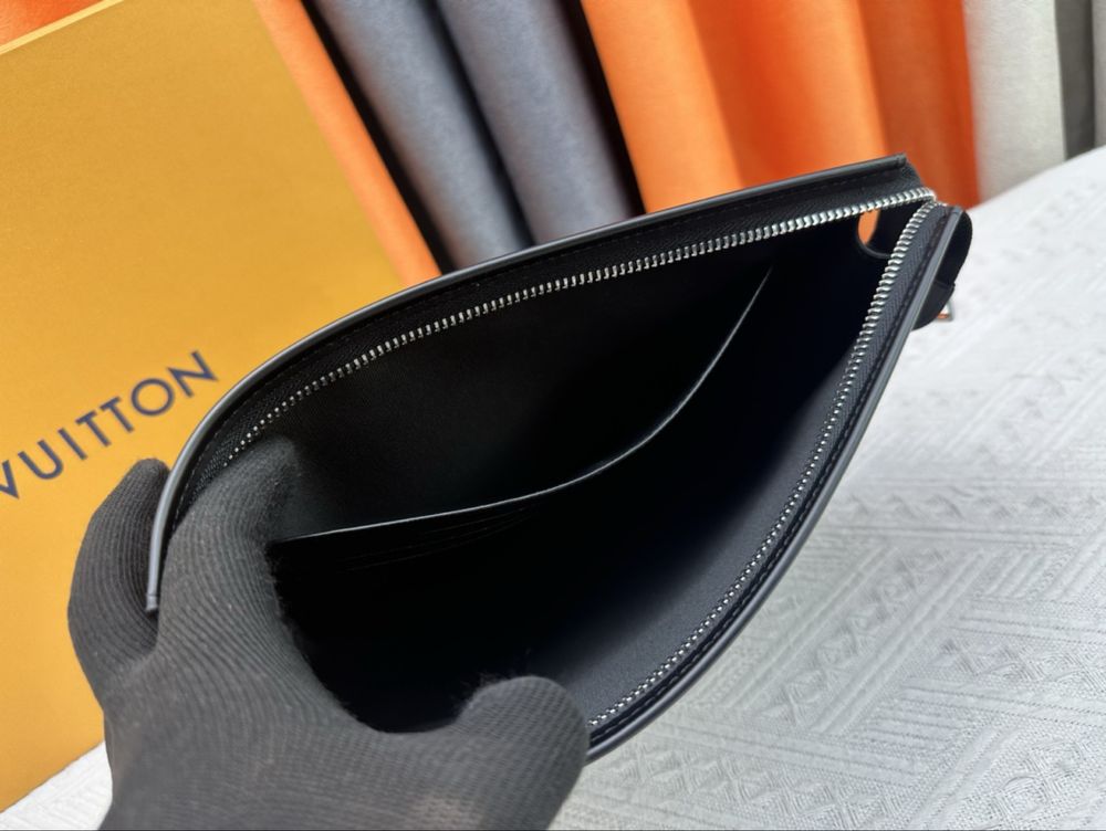 Louis Vuitton Pochette Voyage MM