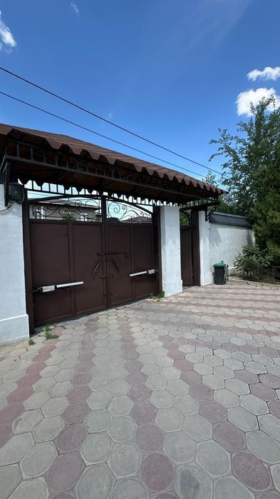 Благоустроенный 2-х этажный дом в микрорайоне "САМАЛ-1".