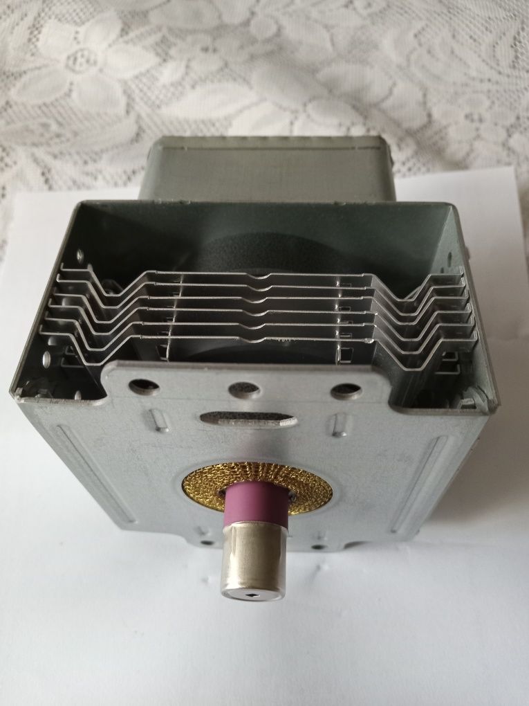Magnetron pentru cuptor cu microunde