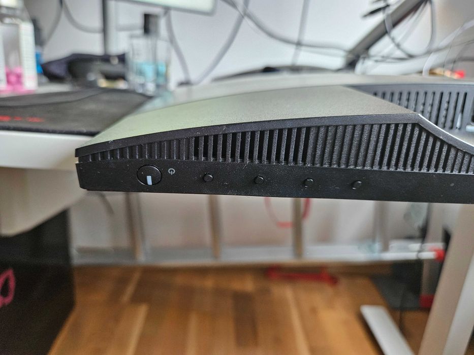 27' Dell 4k monitor U2720Q с жълта ивица