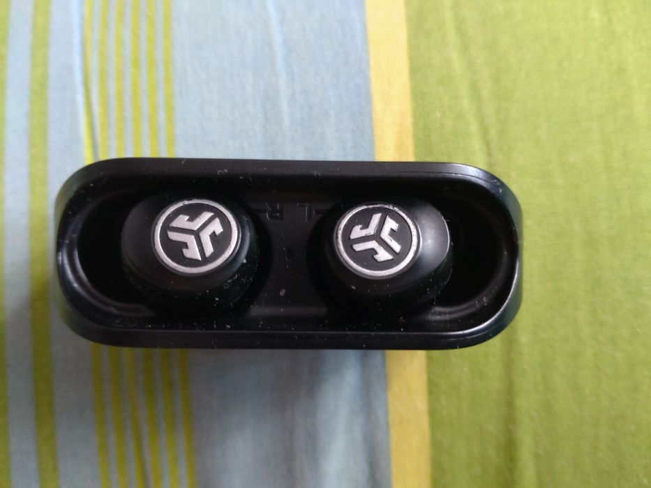 Căști bluetooth diferite mărci și modele