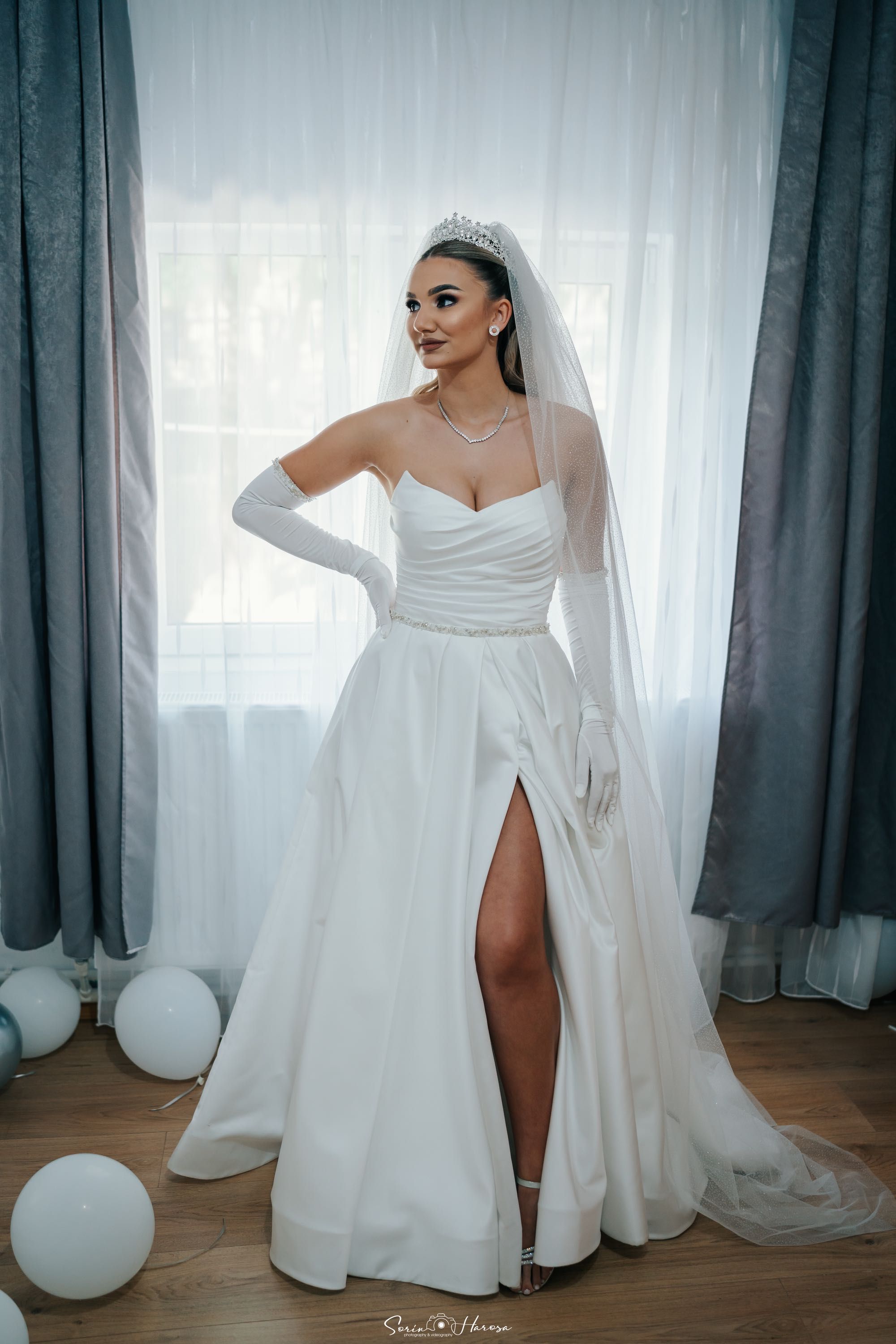 Vând rochie de mireasă cu corset reglabil și mănuși .