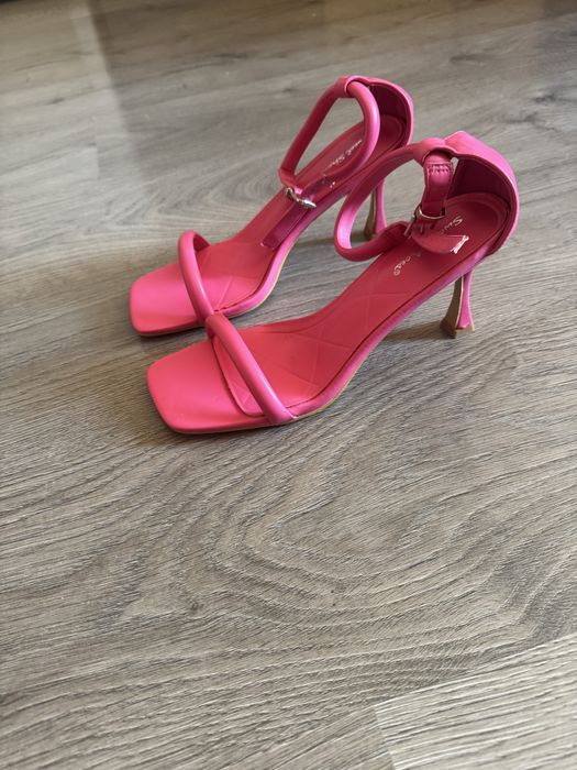 Розови сандали на ток