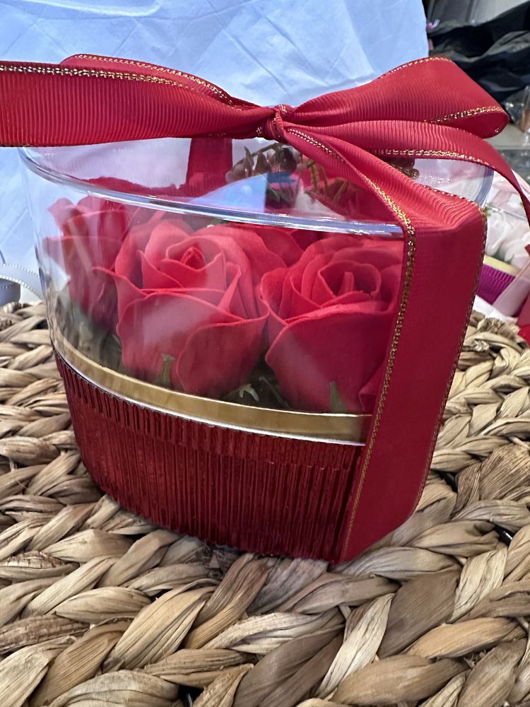 Луксозно опаковани сапунени рози