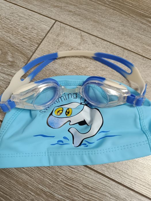 Шапочка и очки для плаванья