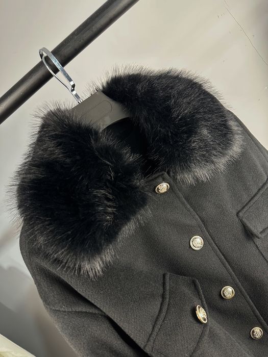 Късо палто с пухена яка два цвята