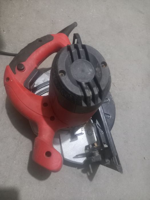 Продам дисковую пилу  отличном состоянии работает отлично