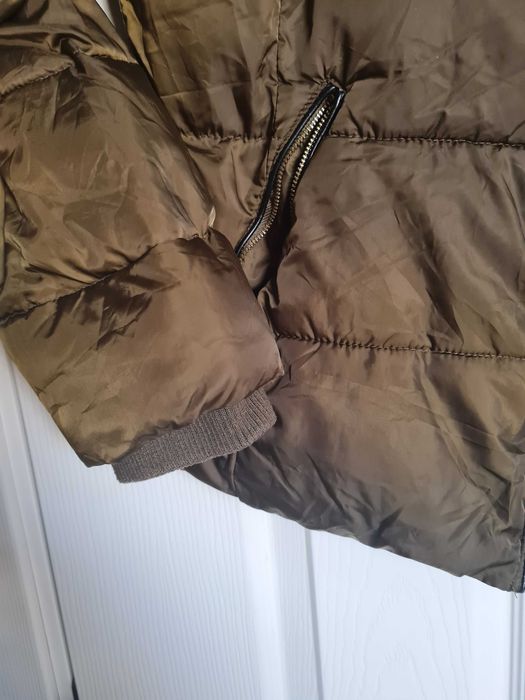 Зимно късо , ватирано яке с пухена яка.