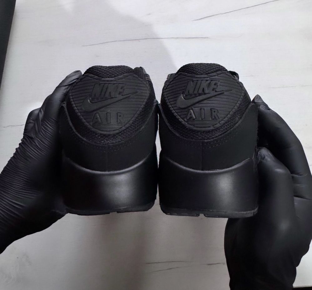 Nike Air Max 90 Triple Black – Mărimea 40 – Ca noi!