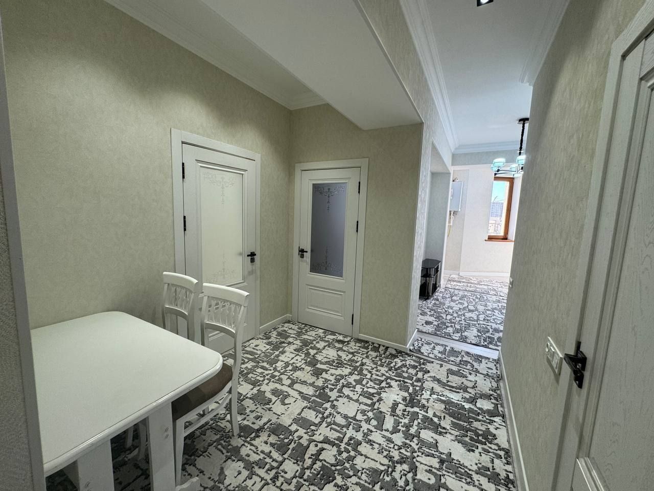 2-xonali 2-qavatda 65m² kvartira sotiladi.
7-qavatli Liftli dom.
Barch