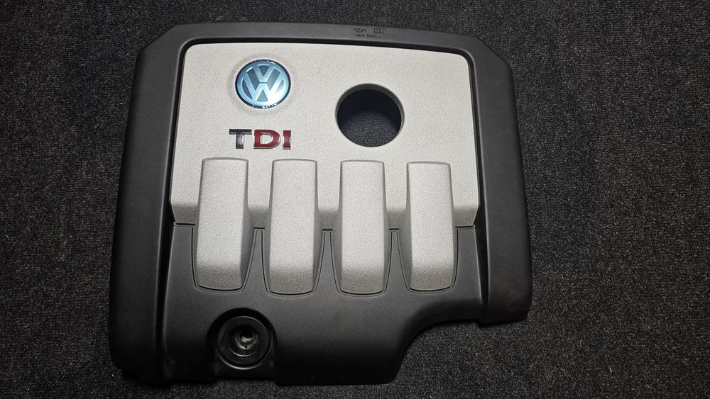 Capac motor Volkswagen TDI nou original 

Cod Oe: 030 103 925 C

Pret: