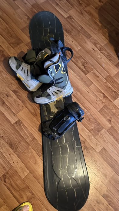 Сноуборд с ботинками.