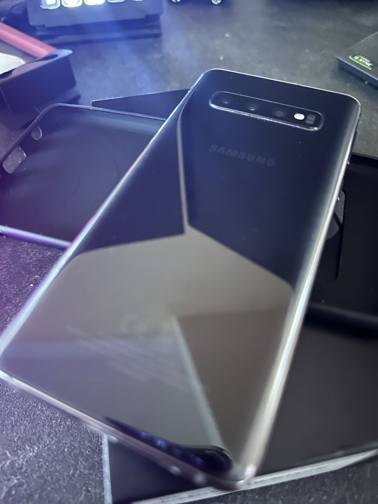 Samsung S10 неразличим от НОВ!