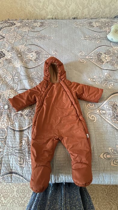Детский Комбенизон зимний на 6-9 месяцев.