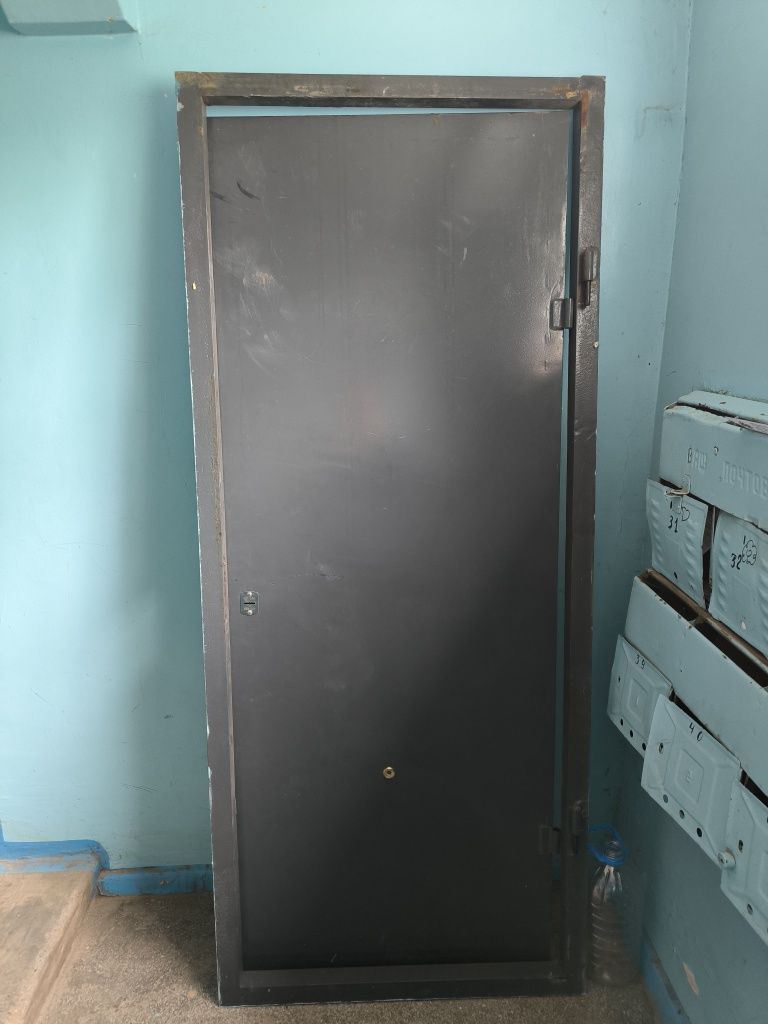 Продам железную дверь