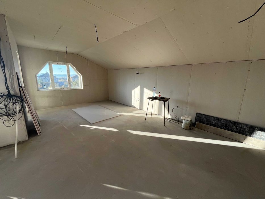 Продава се двуетажна, напълно обновена къща в гр. Крън