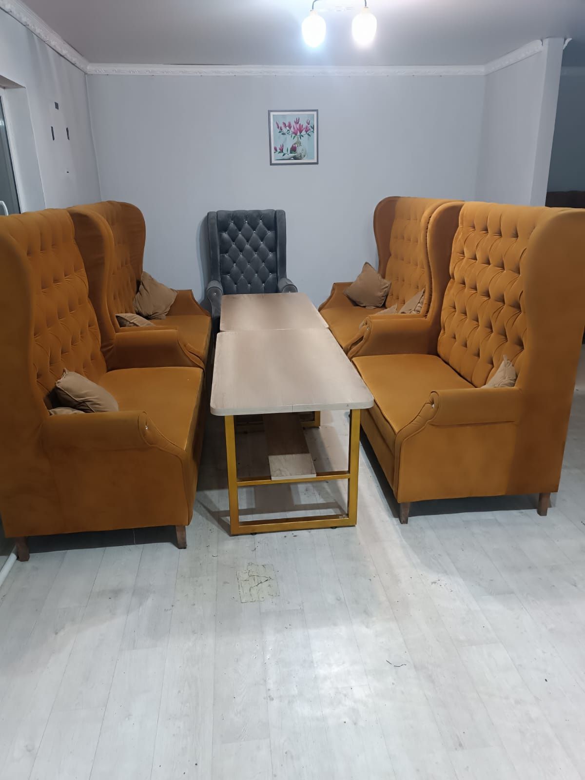 Продам диваны и столы для кафе и фастфуда