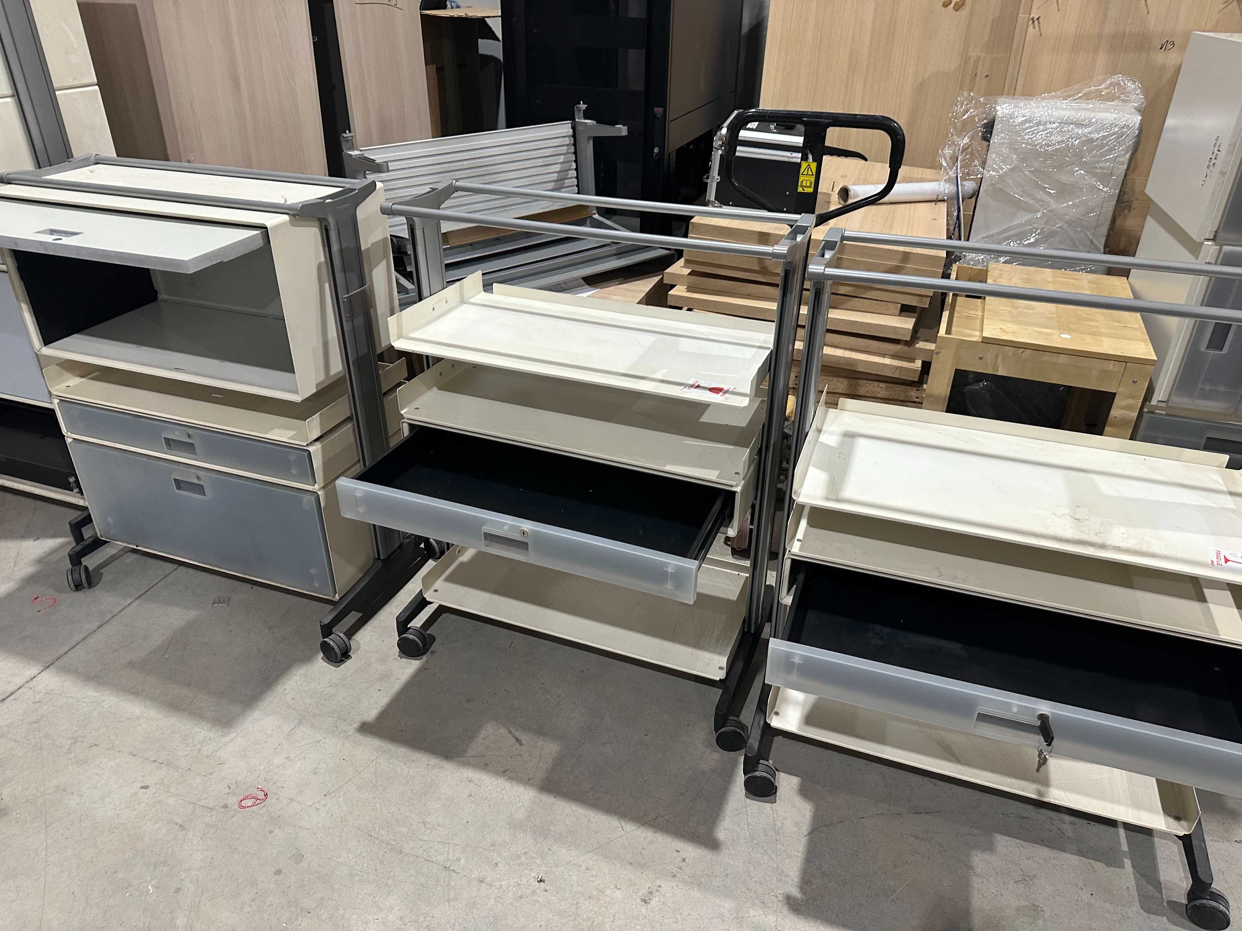 SteelCase Метални етажерки