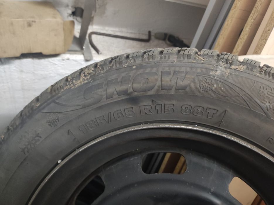 Vand patru anvelope de iarna cu jante 185/65 R 15
