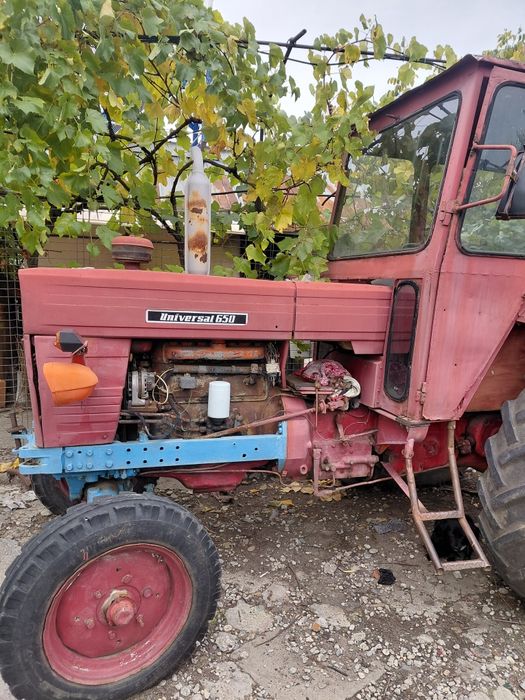 Vând tractor U 650, remorca, disc, plug, instalație de erbicidat