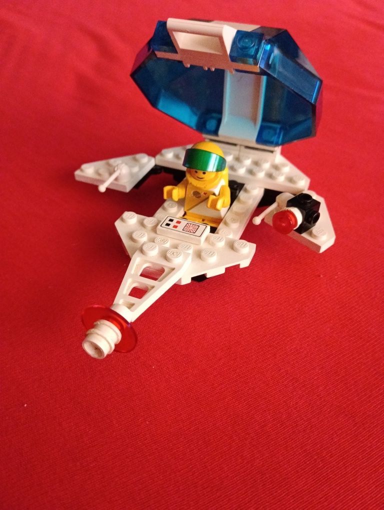 Лего космически кораб.