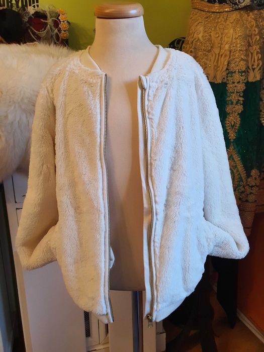 Haina alba din blana fete varsta 8-10 ani