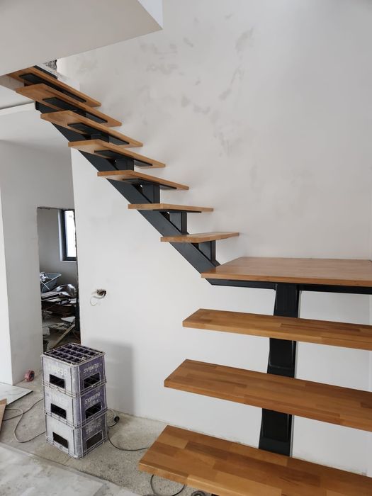 Scari metalice cu trepte din lemn